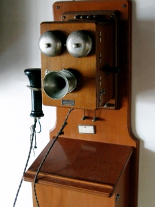 Old_box_telephone